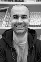 棚の前で笑う男性の肖像