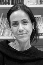 本棚前の女性マンガ翻訳者