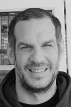 棚を背景にした男性コンサルタント