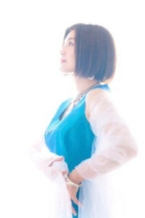 青い服の女性の横顔