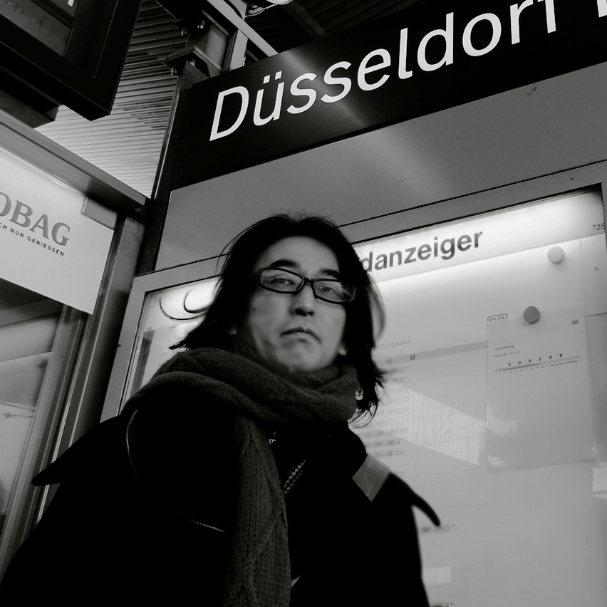 駅のディスプレイ前の人の姿