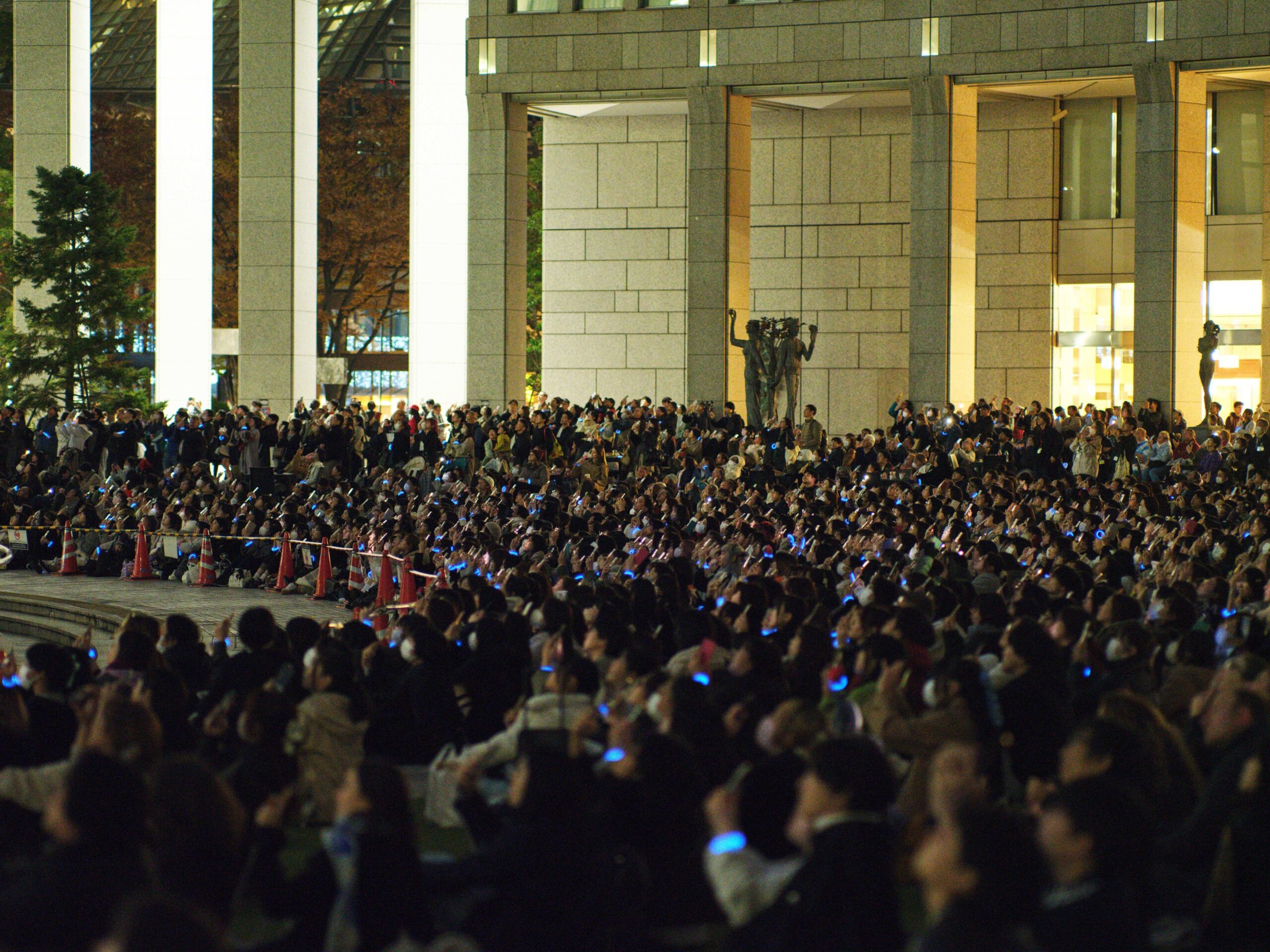 都庁前に集まる大勢の群衆
