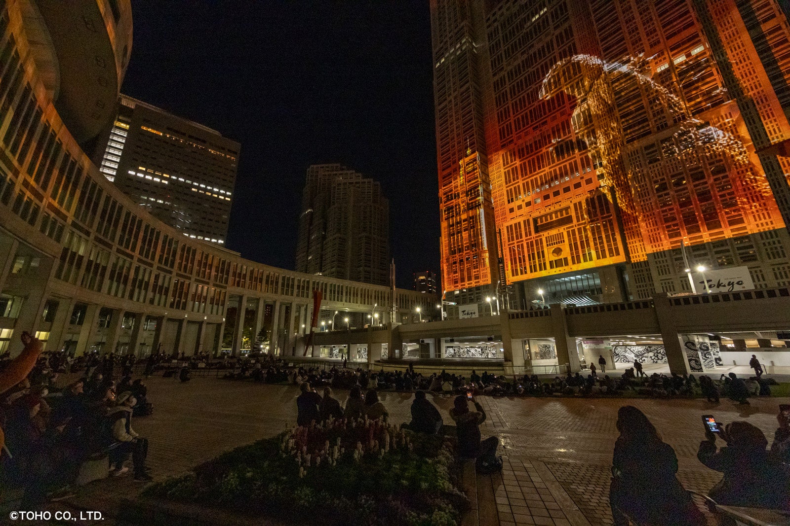 夜の都庁でのライトアップショー