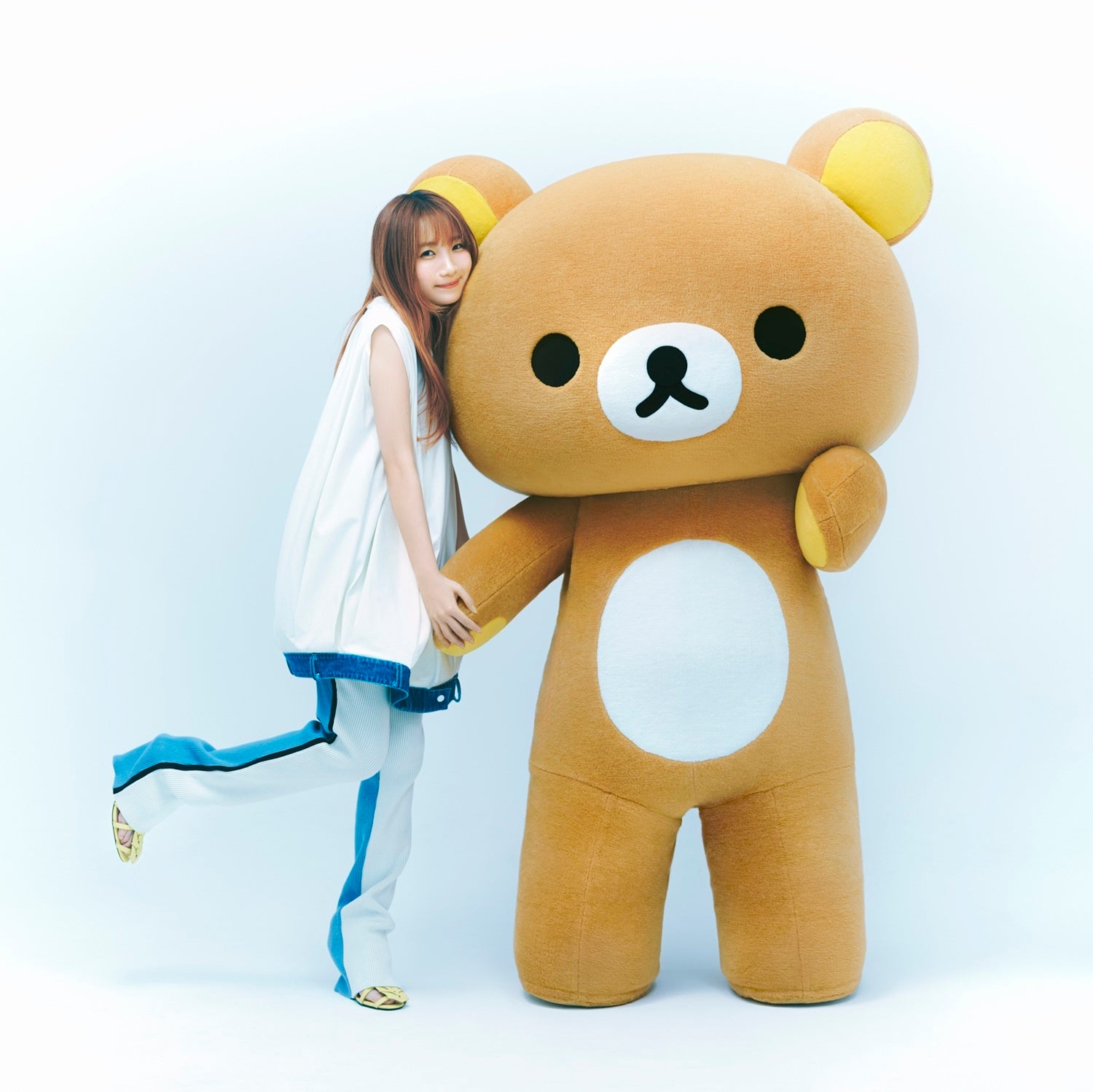 くまのぬいぐるみと女性