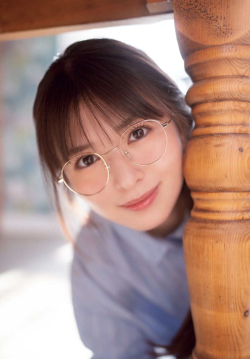 眼鏡とシャツの小川彩のポートレート