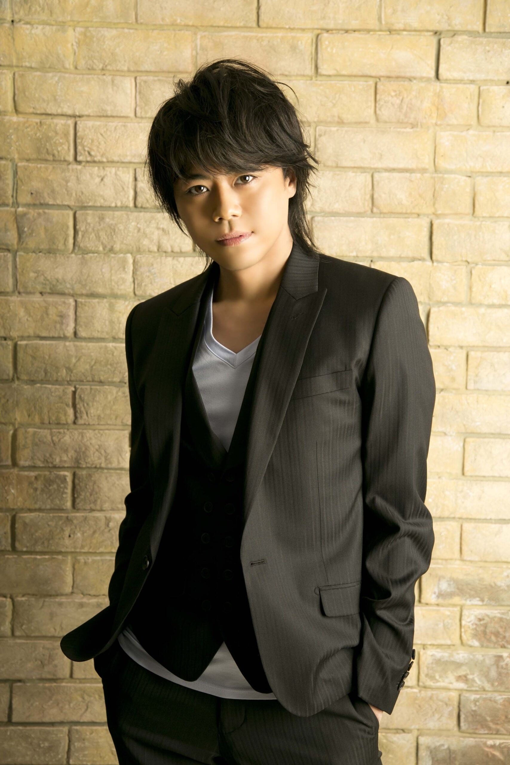 スタイリッシュなスーツの男性