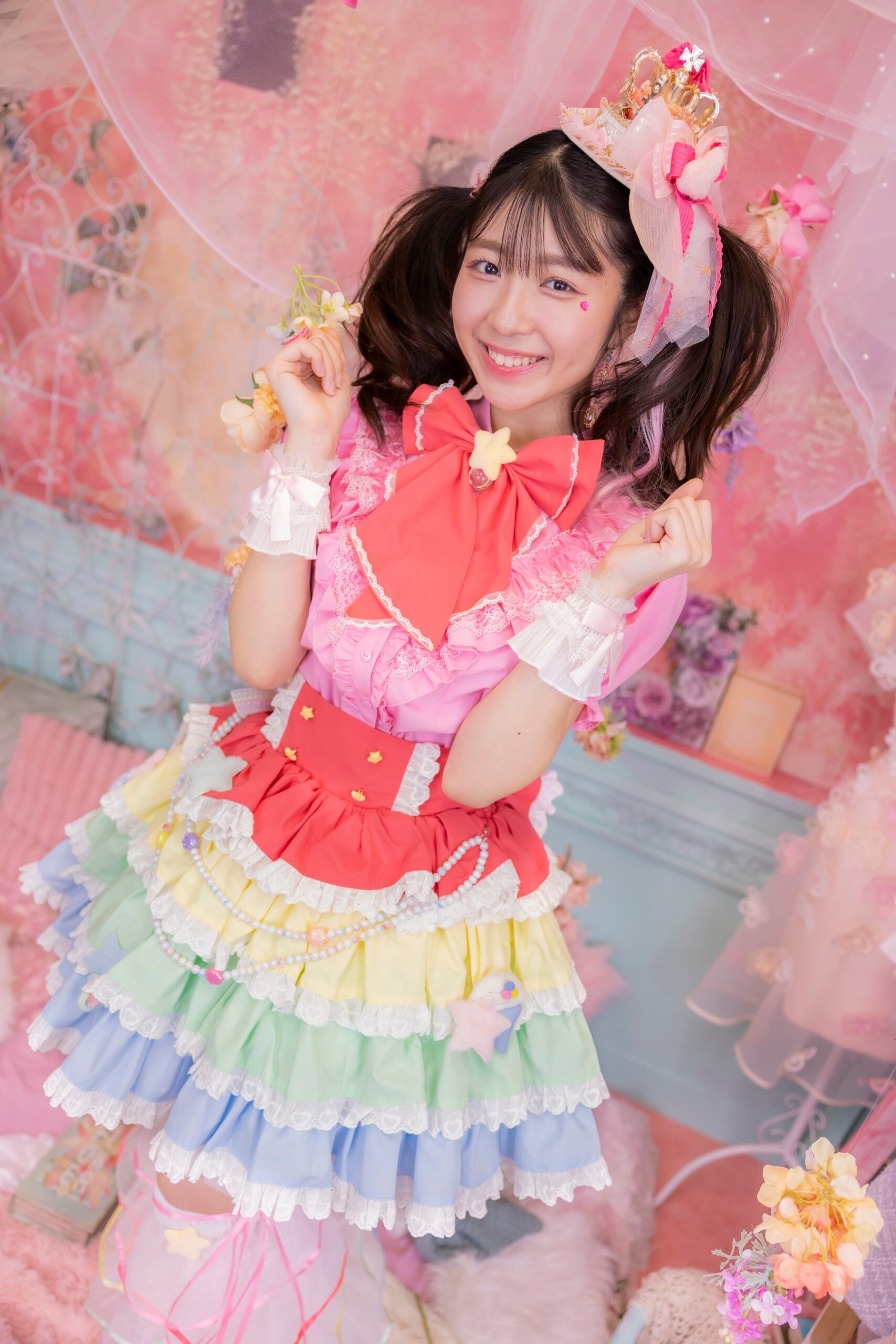 カラフルな衣装で笑顔のアイドル