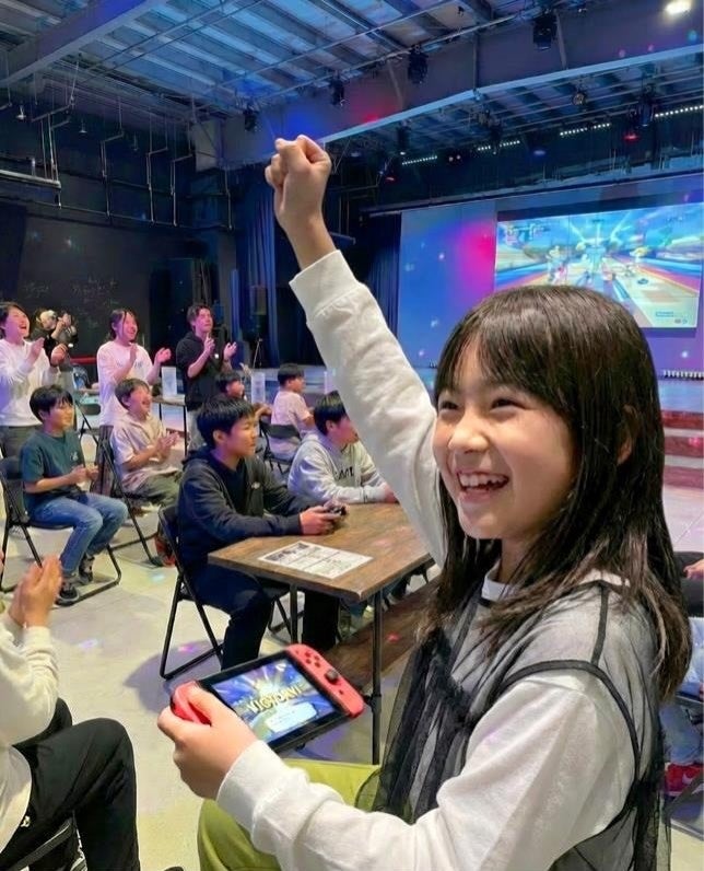 マリオカート大会で歓声を上げる子ども