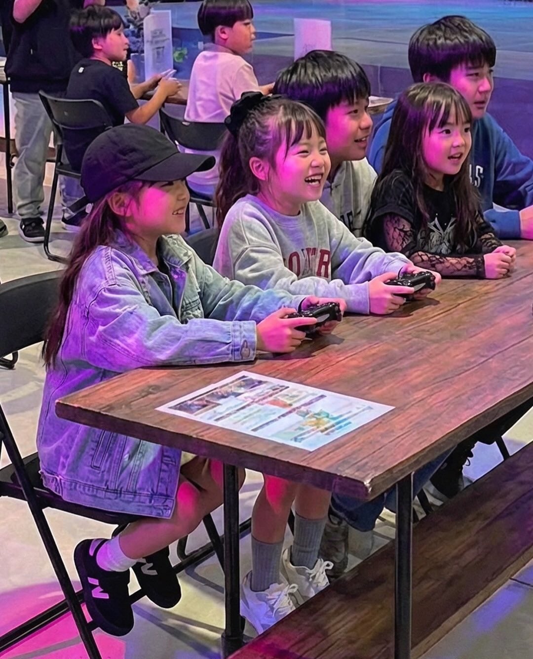 マリオカートを楽しむ子どもたち