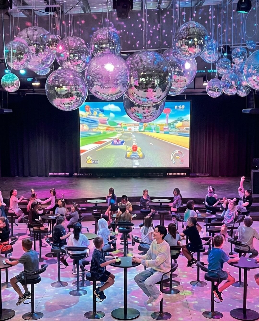 デコレーションされた会場でのゲーム大会