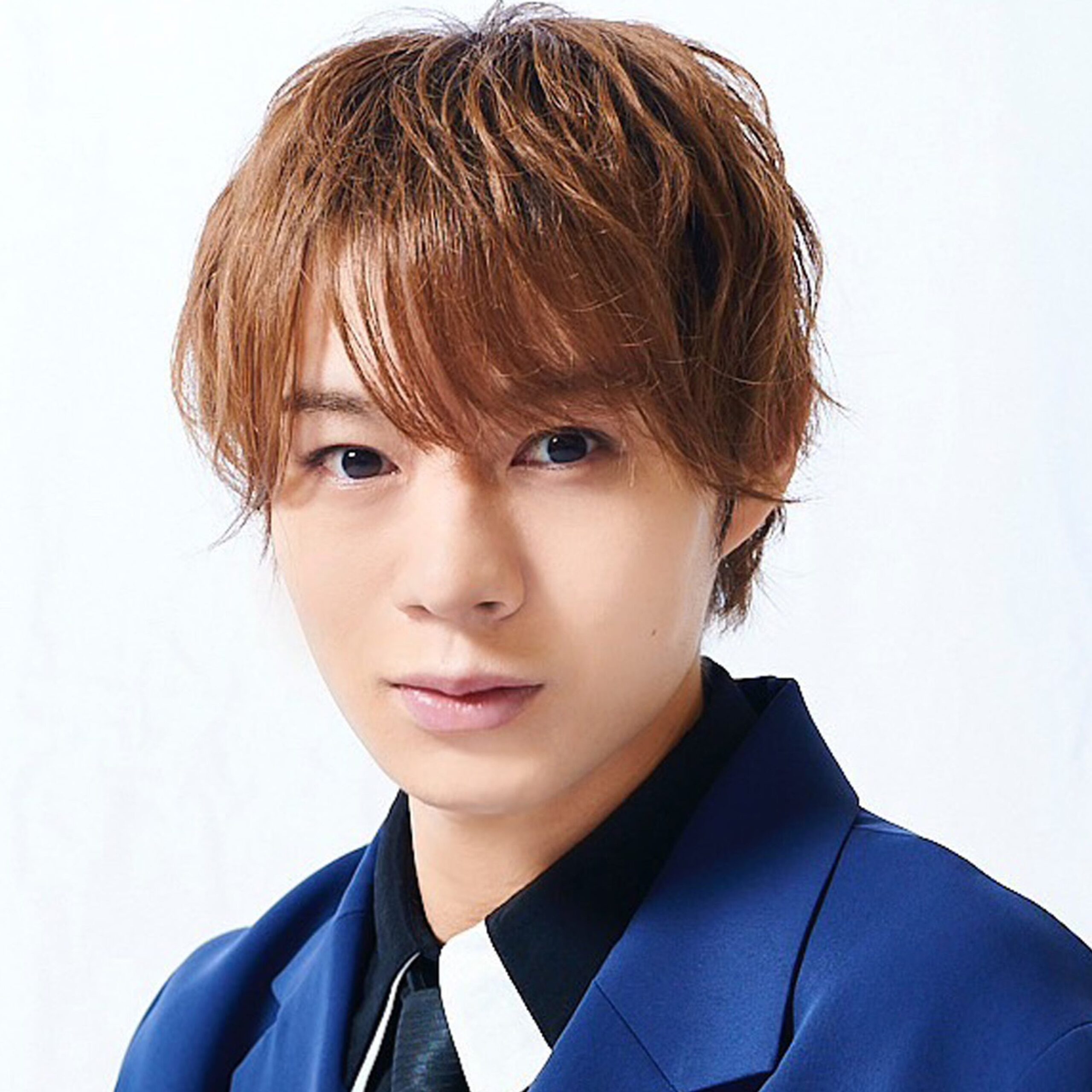 青いスーツを着た男性キャスト