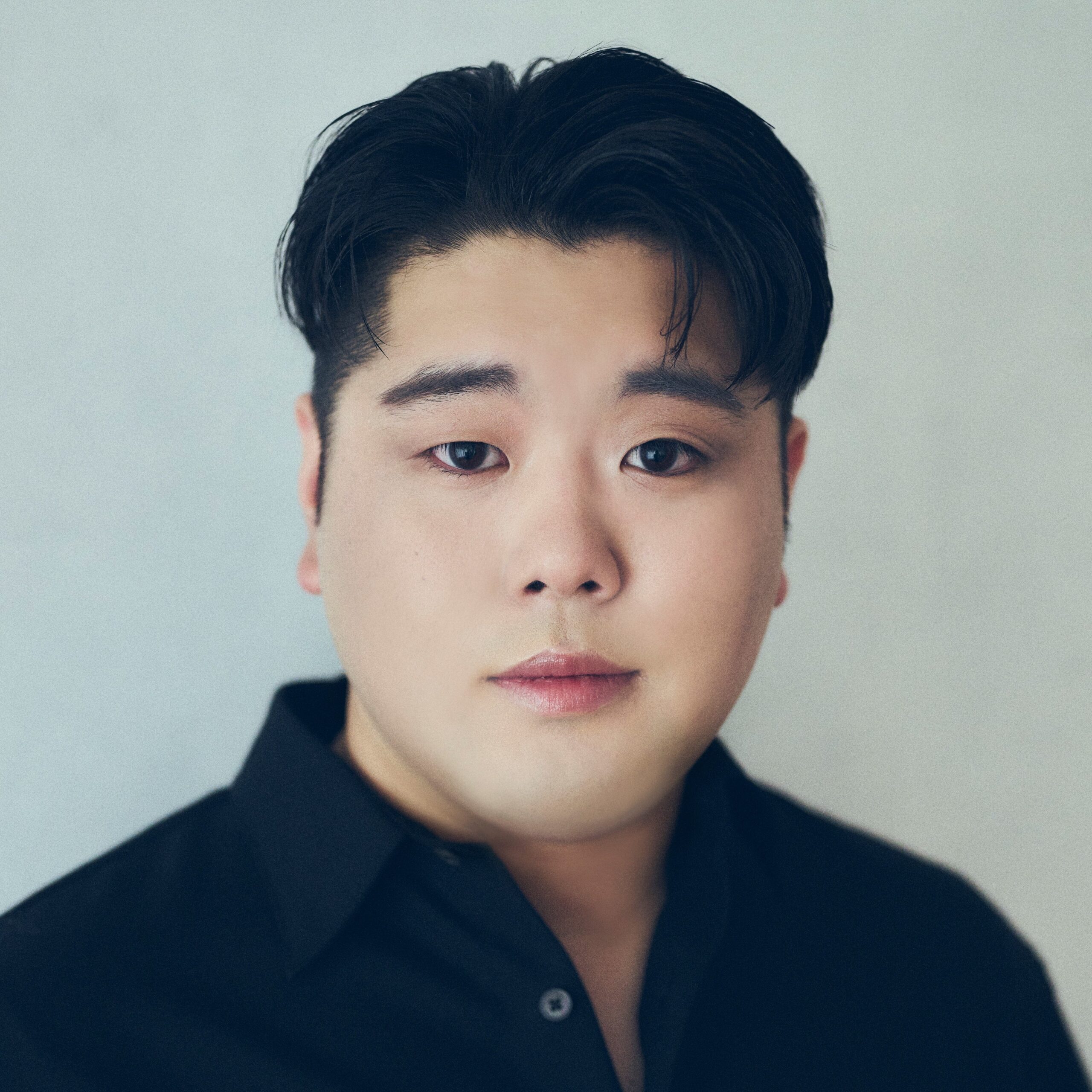 男性キャストの正面ポートレート