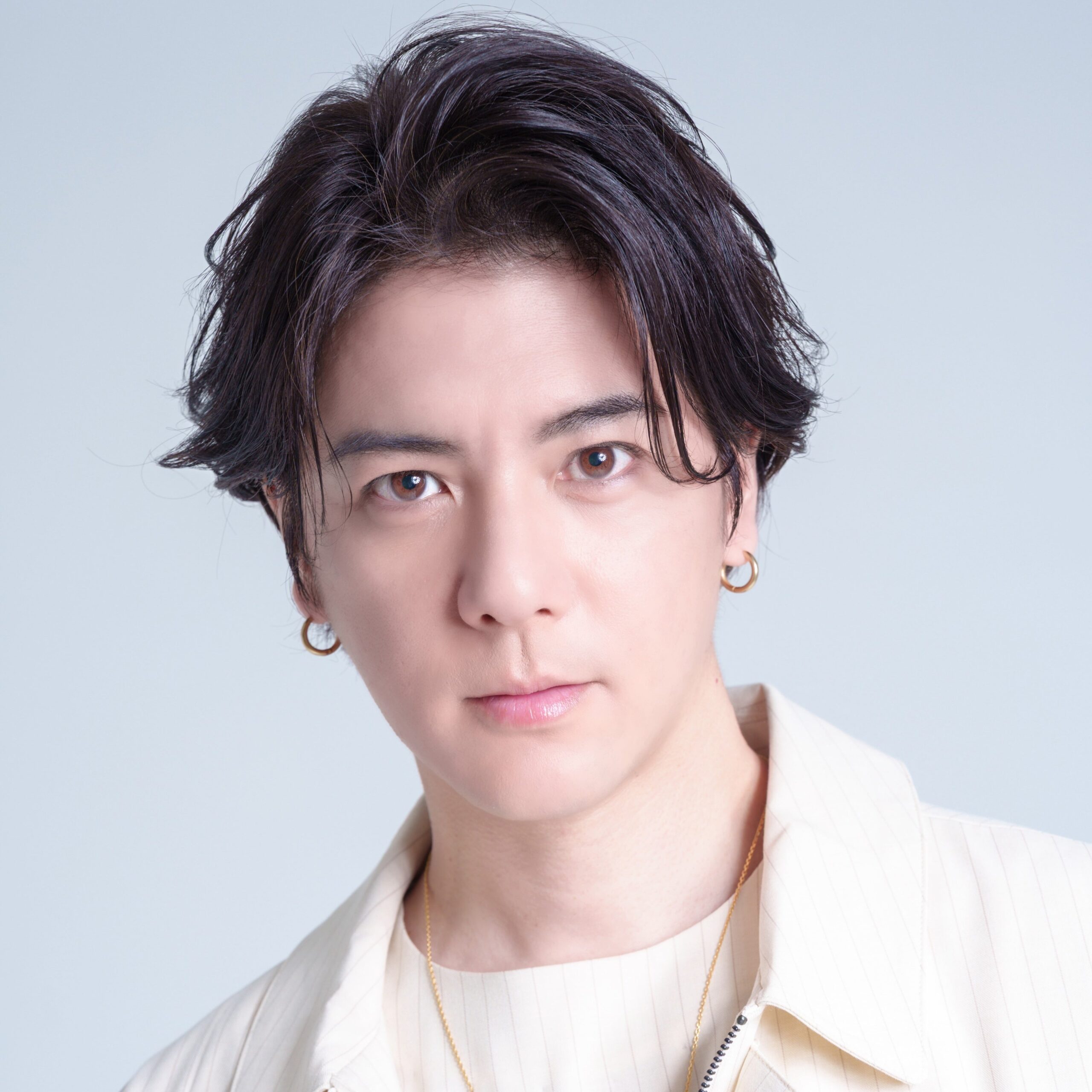 白い背景の男性キャスト多