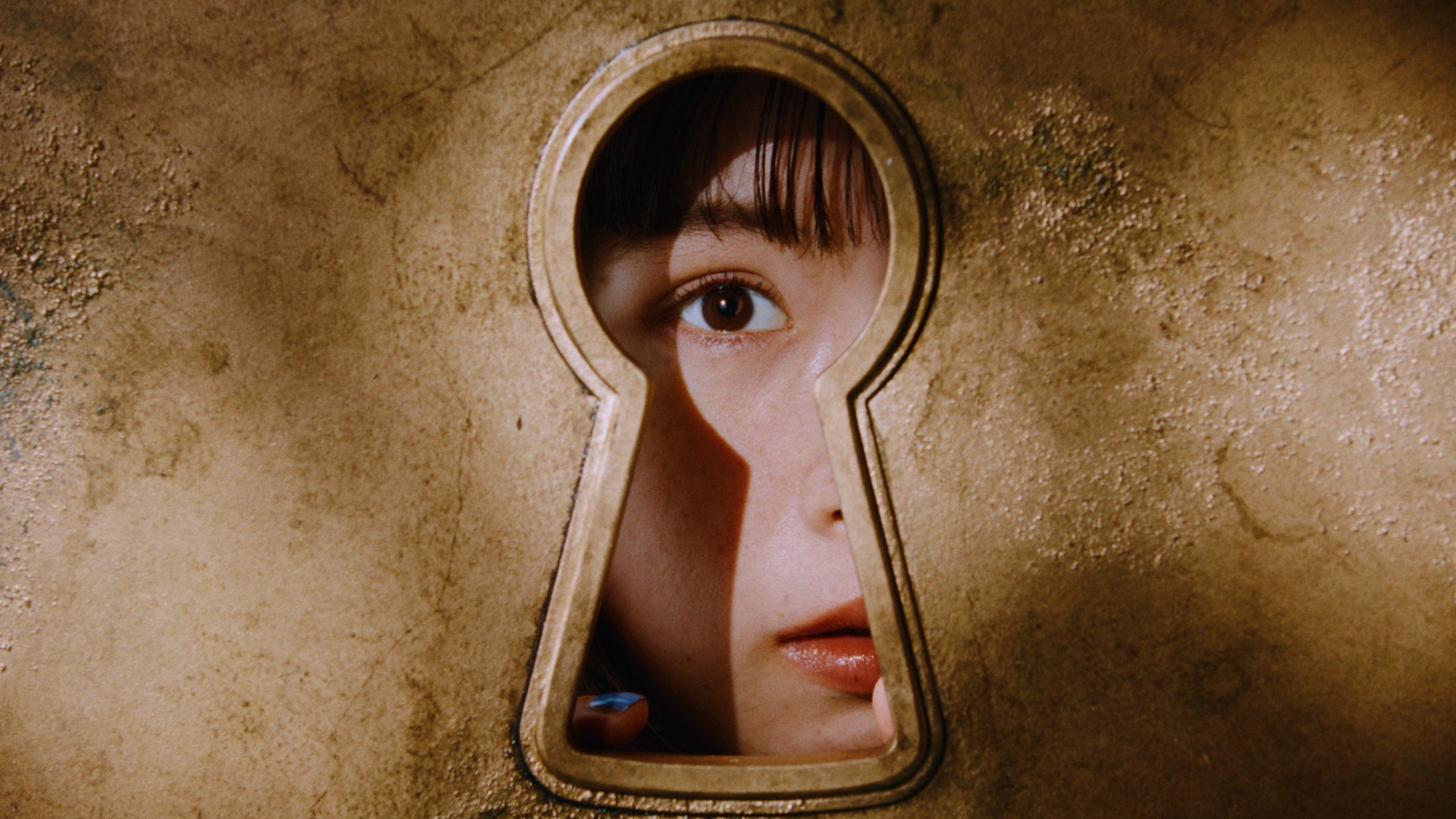 鍵穴から覗く目のクローズアップ