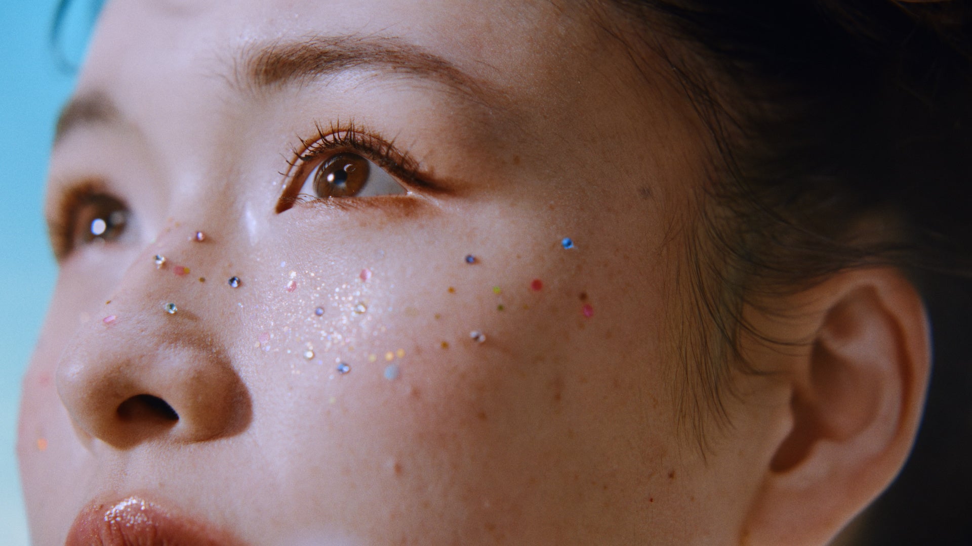 キラキラの化粧をした顔のアップ