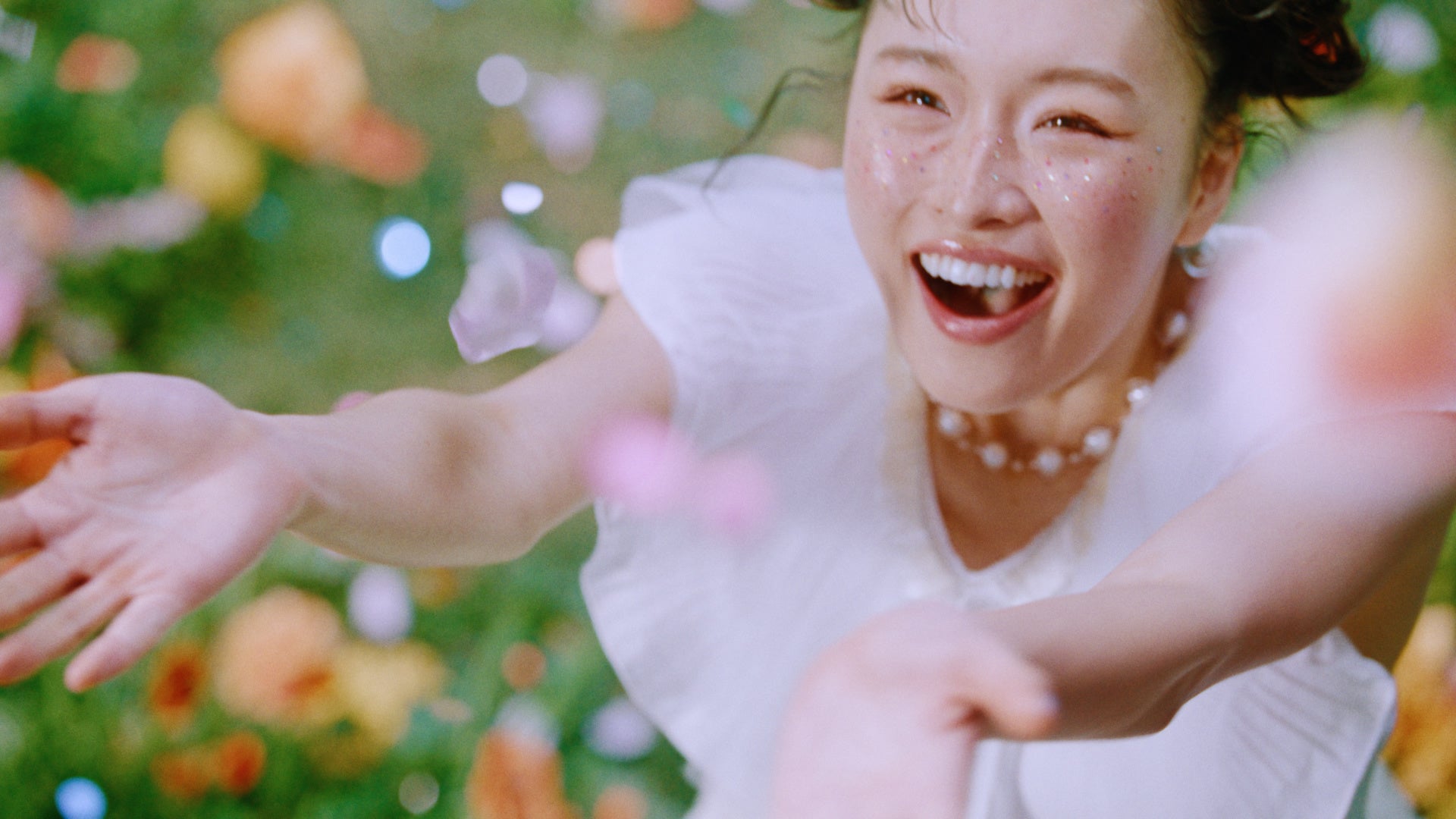 色鮮やかな背景の女性とOPAロゴ