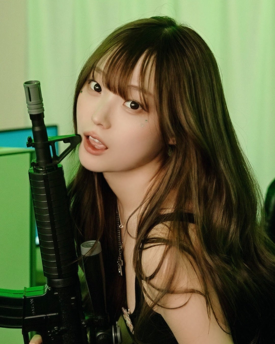 銃を片手に持ちガンゲーマー風の女性