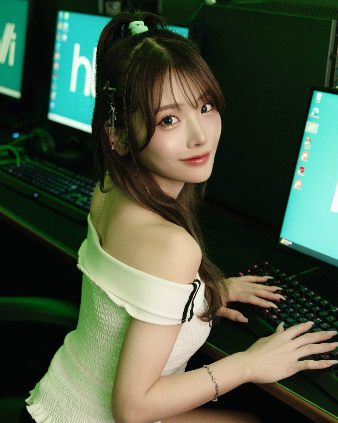 ゲーミングPCでキーボード操作中の女性