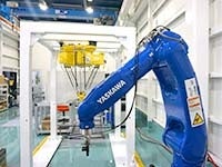 青い産業用ロボットアーム作業中