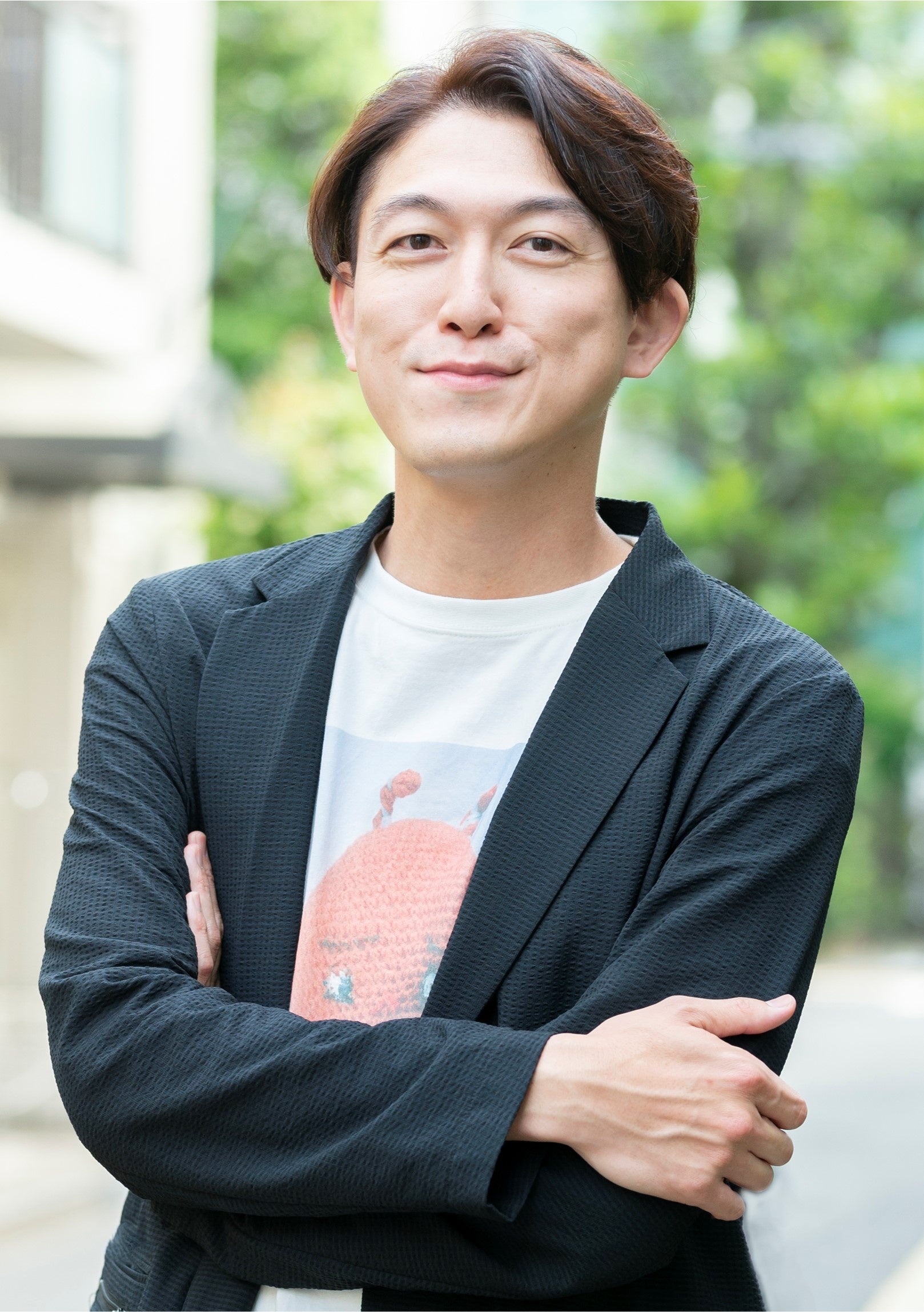 笑顔でポーズをとる男性