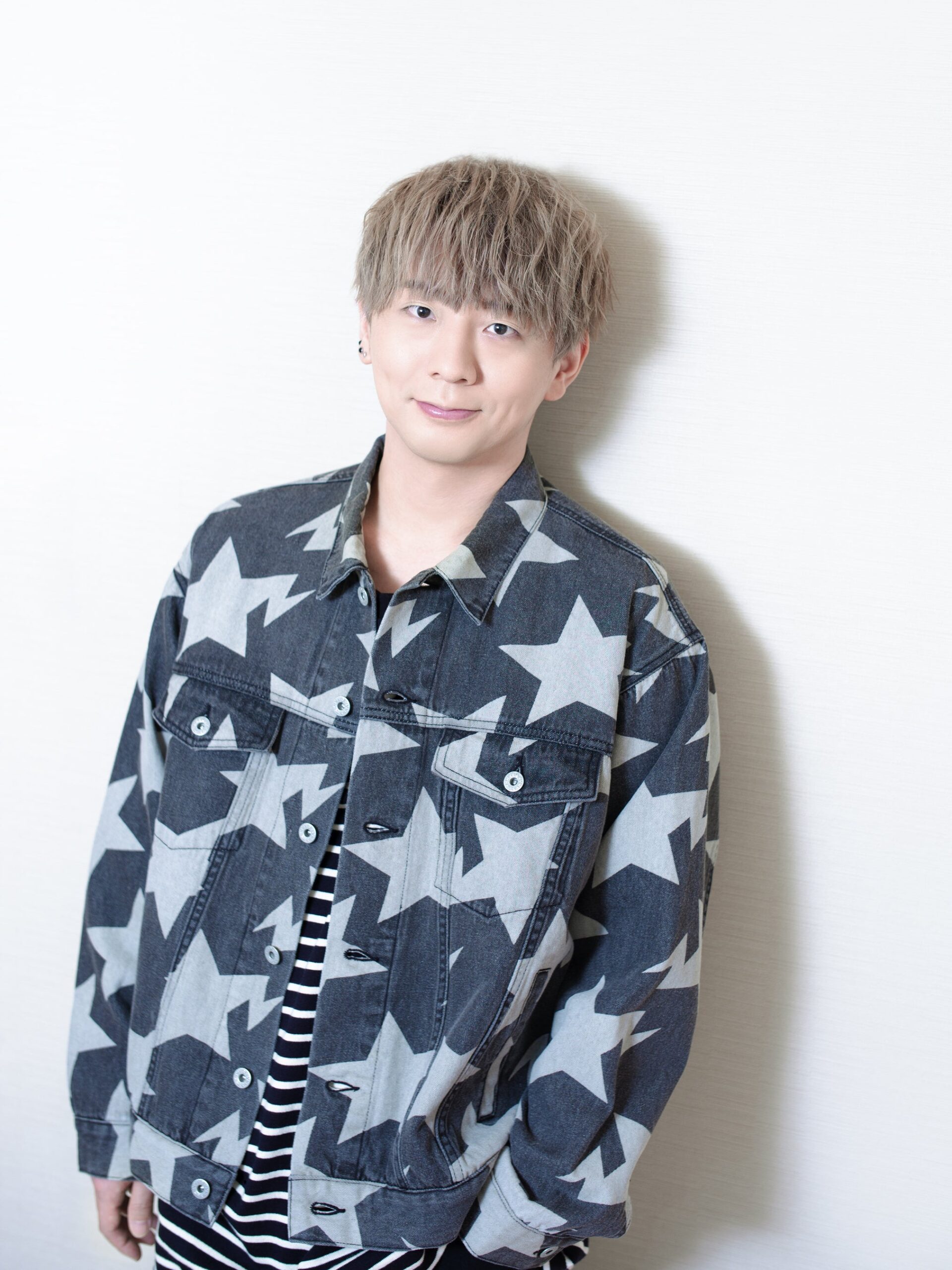 星柄のシャツを着た若い男性のポートレート