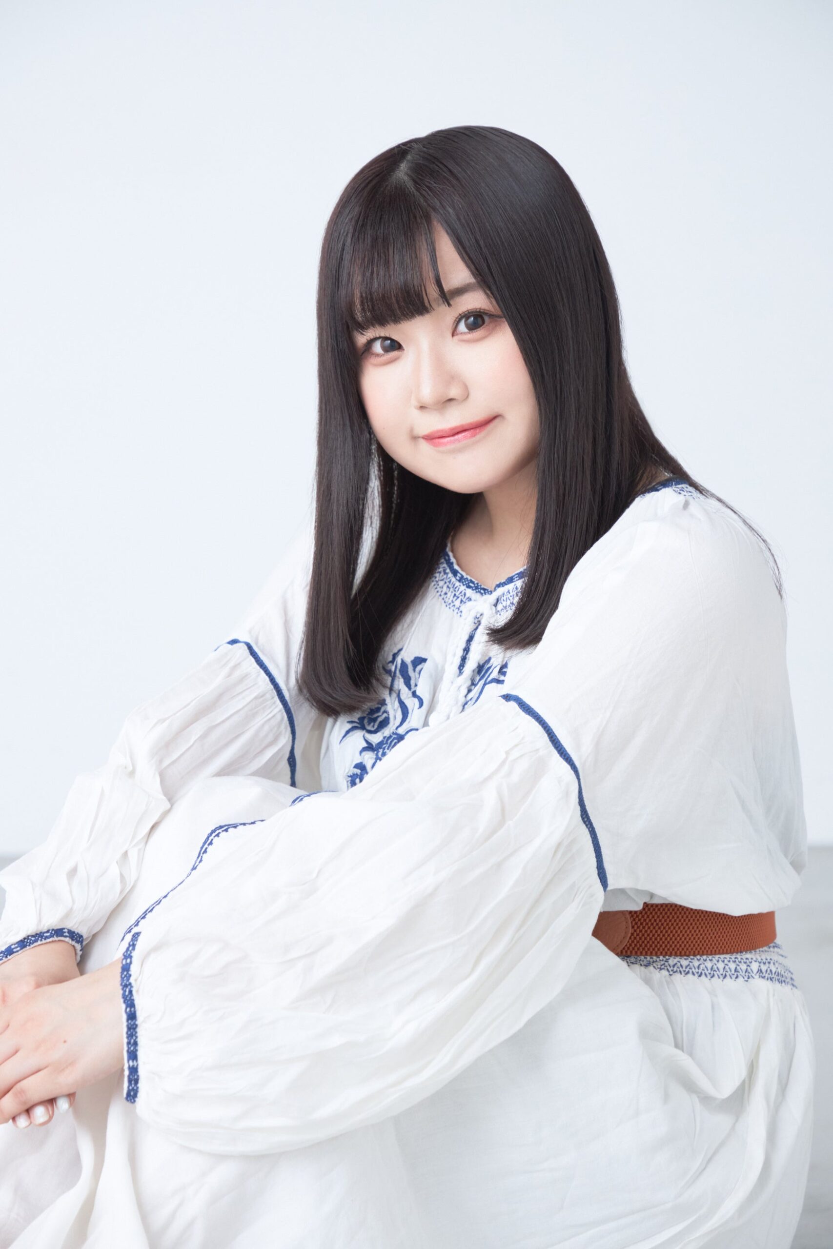 白いドレスの女性の微笑みポートレート