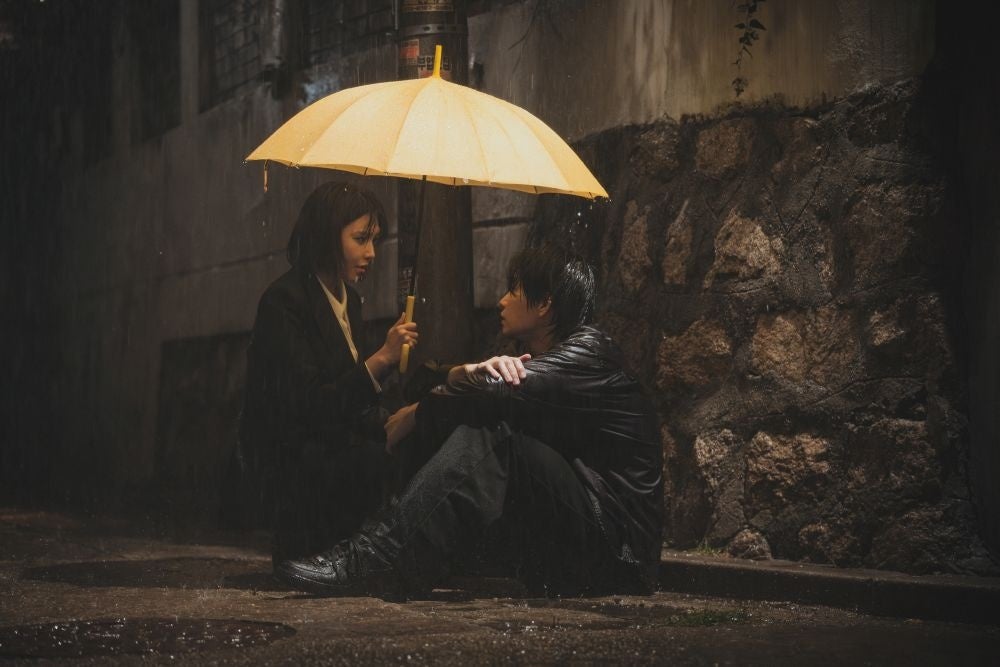 雨の夜、傘を共有する二人のロマンチックな瞬間