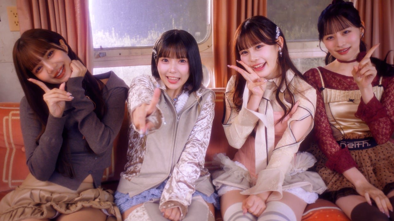 4人のCANDY TUNEメンバー、笑顔でポーズ