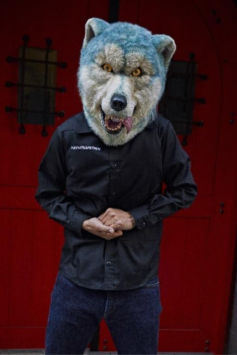 狼のマスクを被ったDJ前景