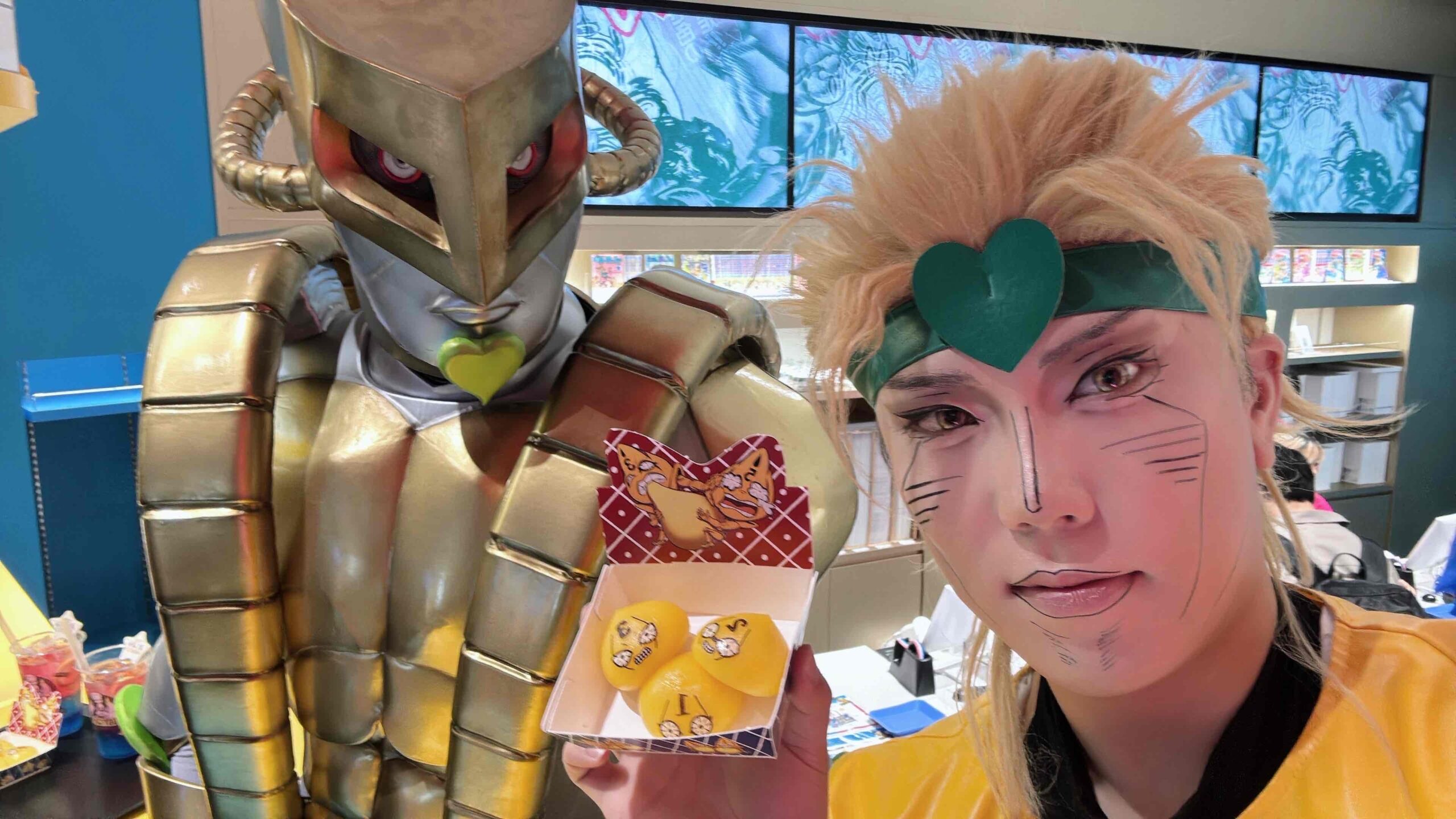 コスプレ姿でお菓子を手にするクリエイター