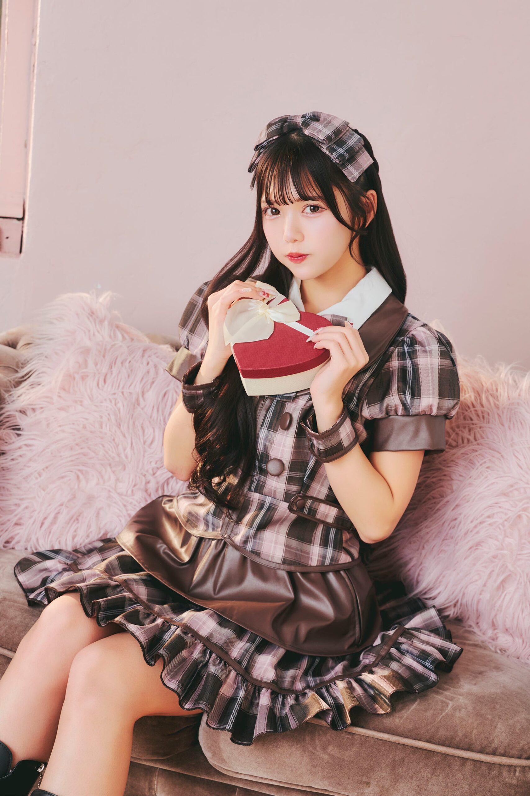 メイド服の女性とハート形のギフト