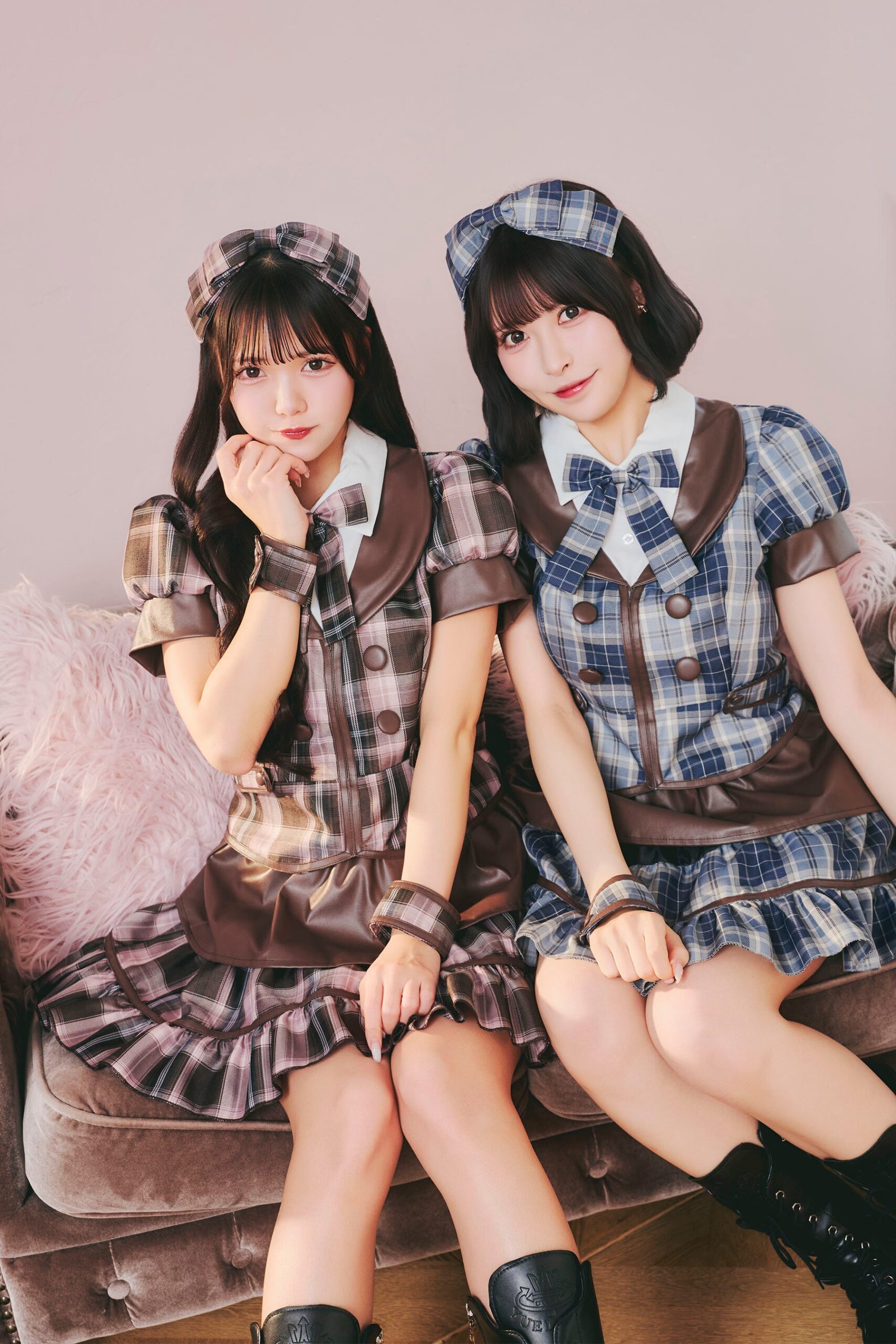 メイド服で並ぶ2人の女性