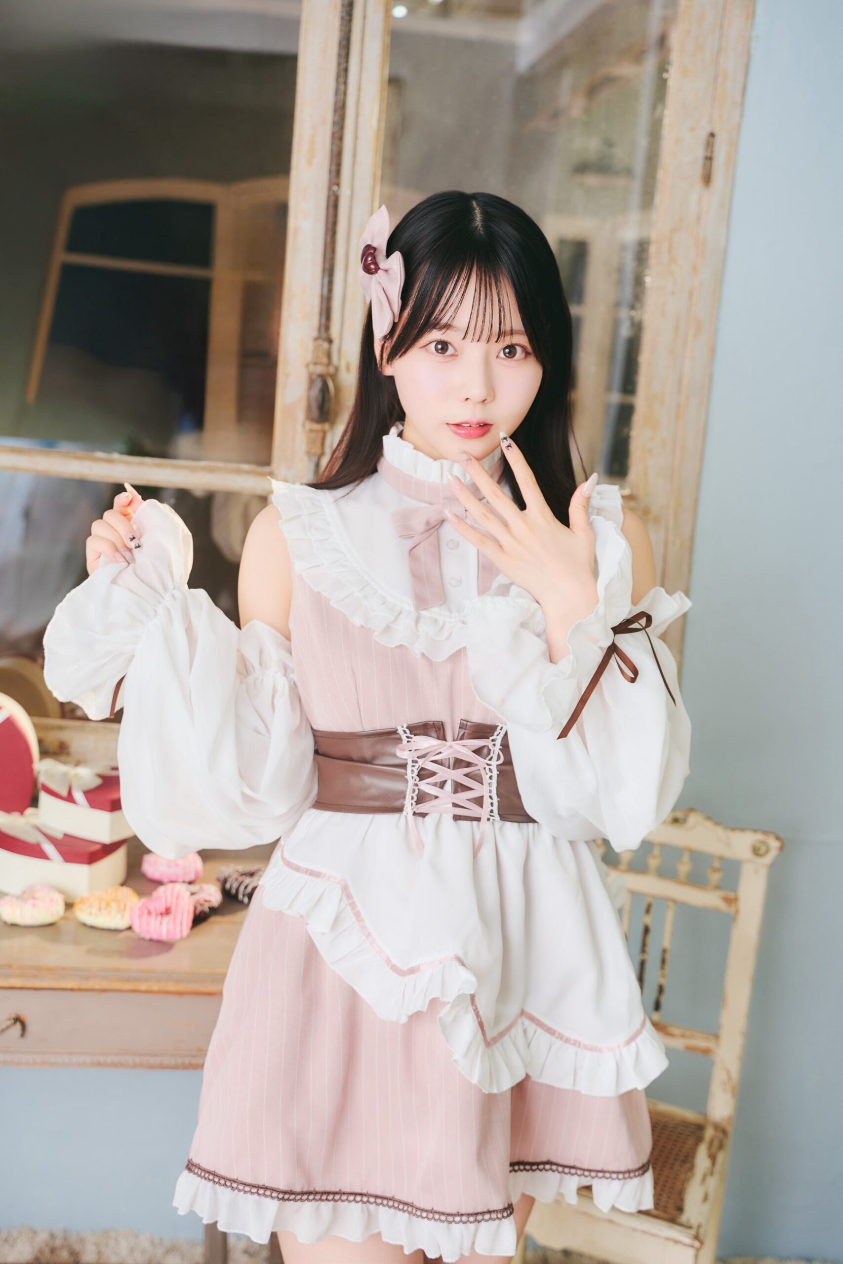 白いメイド服の女性が微笑む