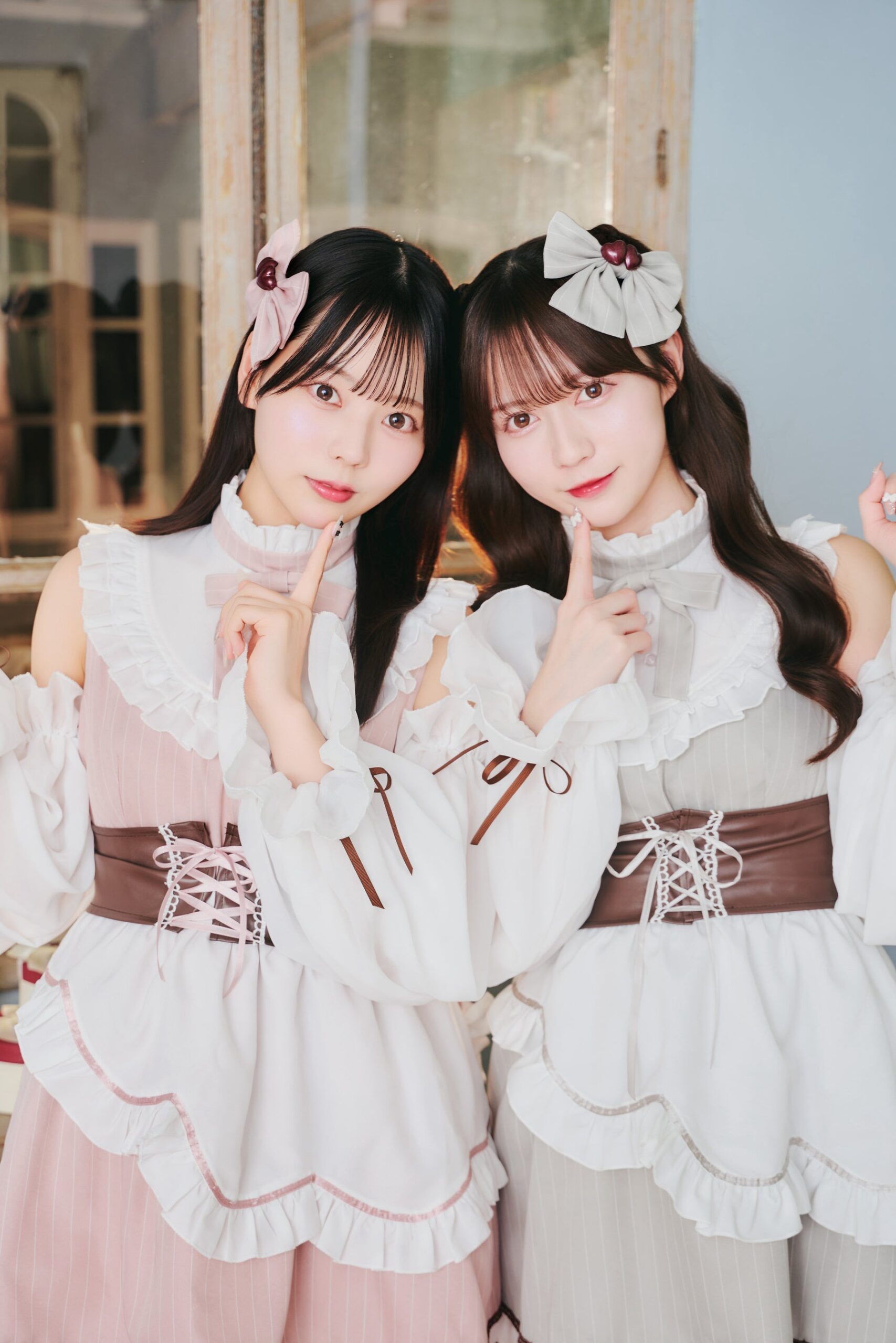 2人の女性がメイド服で並ぶ