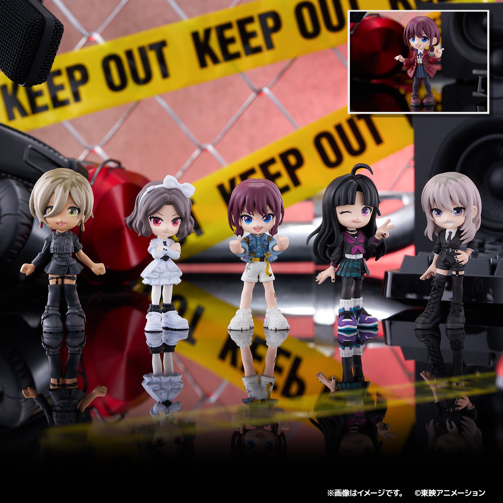 キャラクターフィギュアと背景のテープ