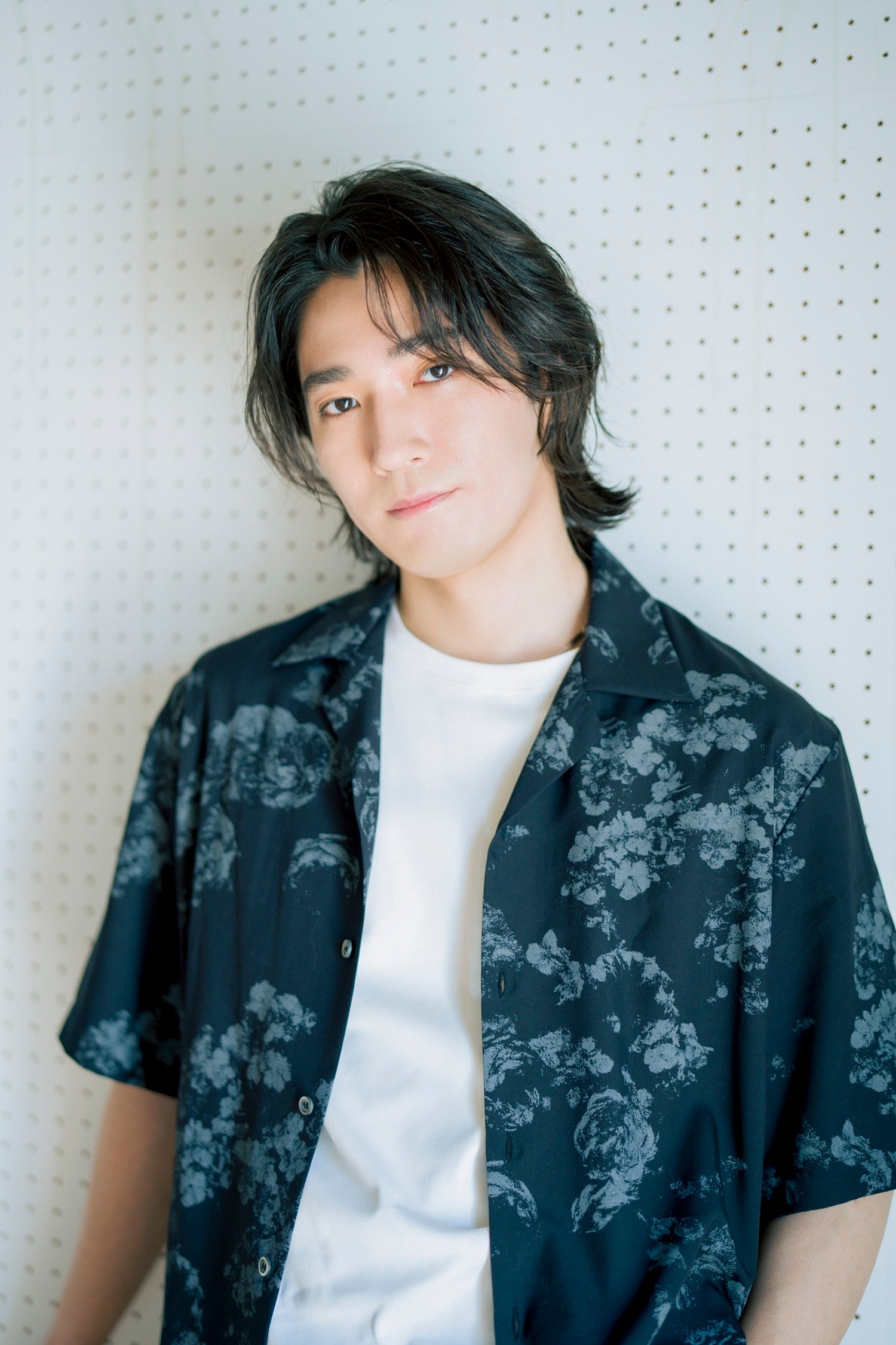 黒髪でシャツ姿の男性