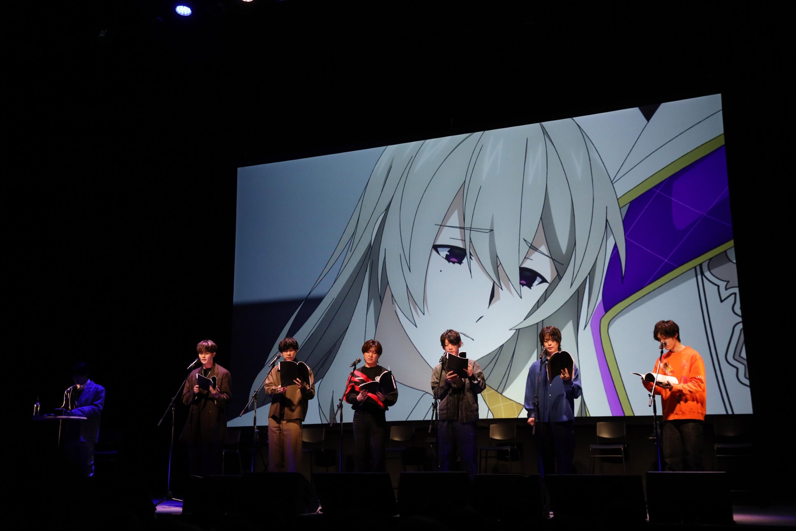 声優が脚本を読み上げる場面