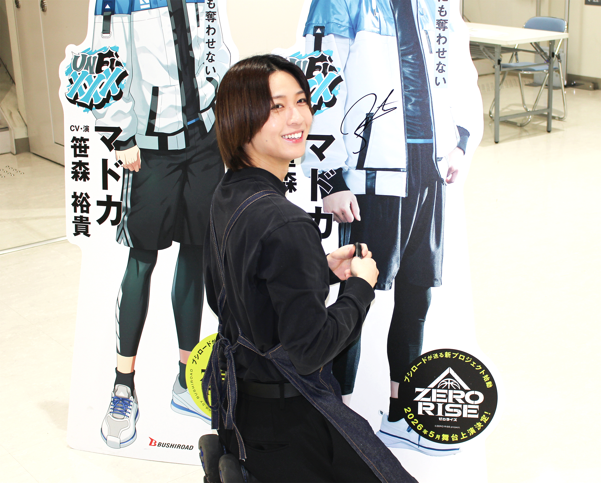 『ZERO RISE』キャラクターにサインする様子