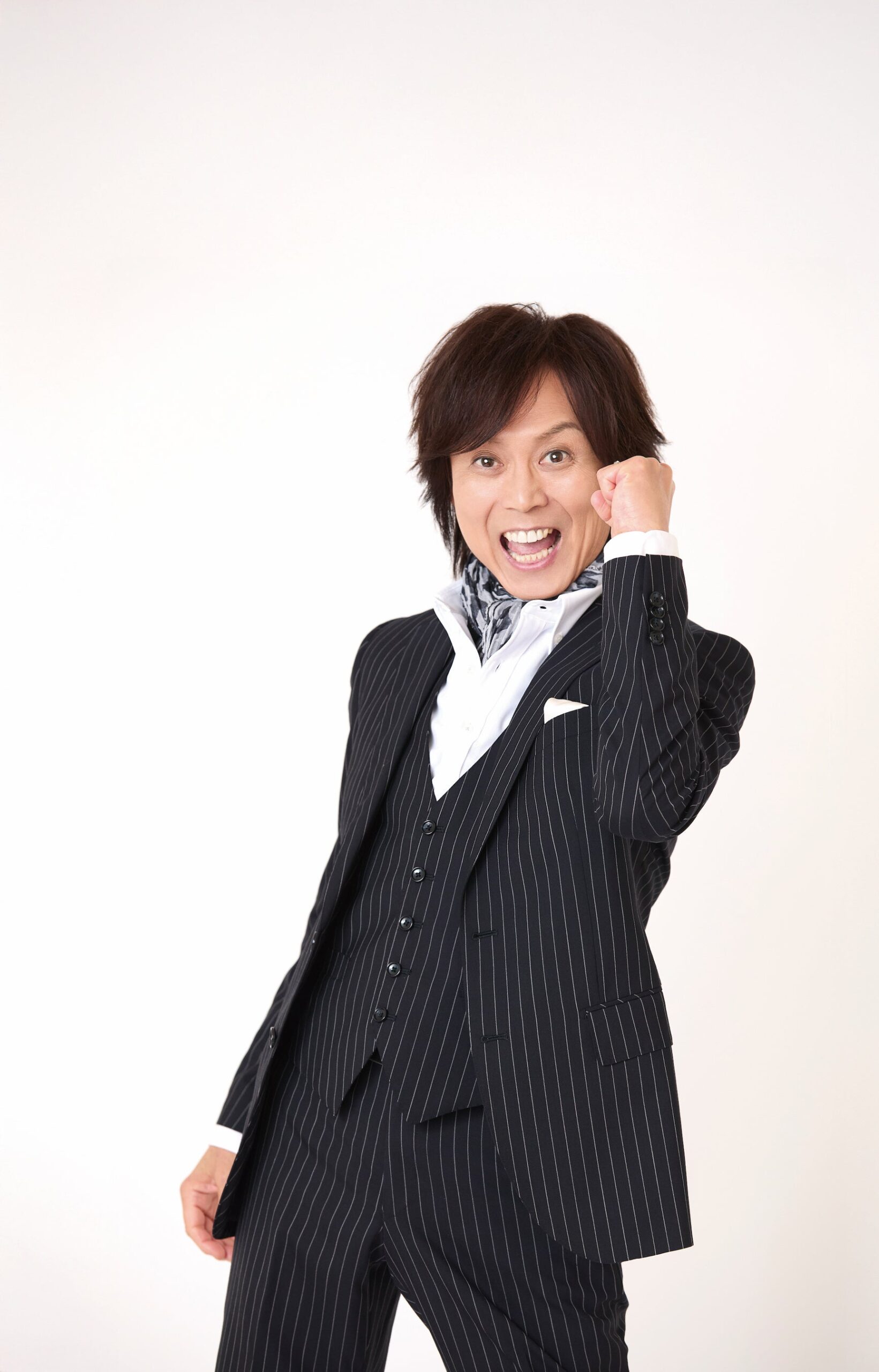 笑顔でガッツポーズするスーツの男性