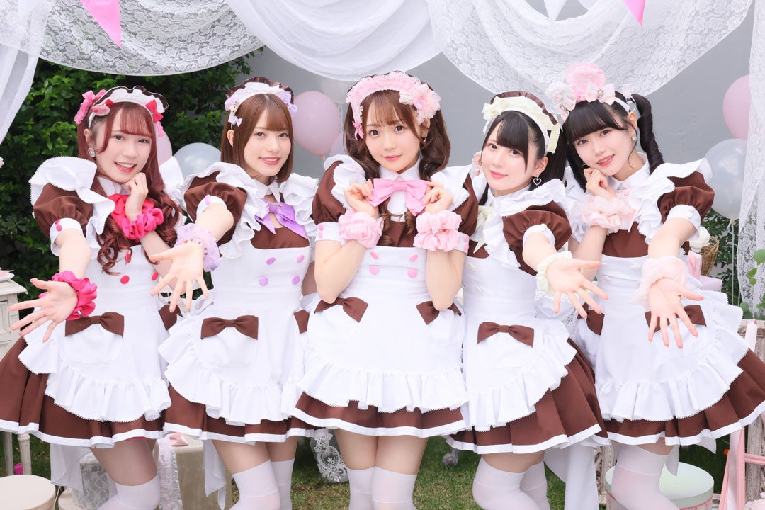 メイド服を着た5人の女性たち
