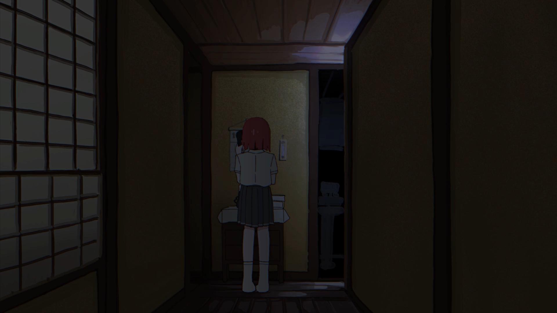 電話をしている和風の室内の少女