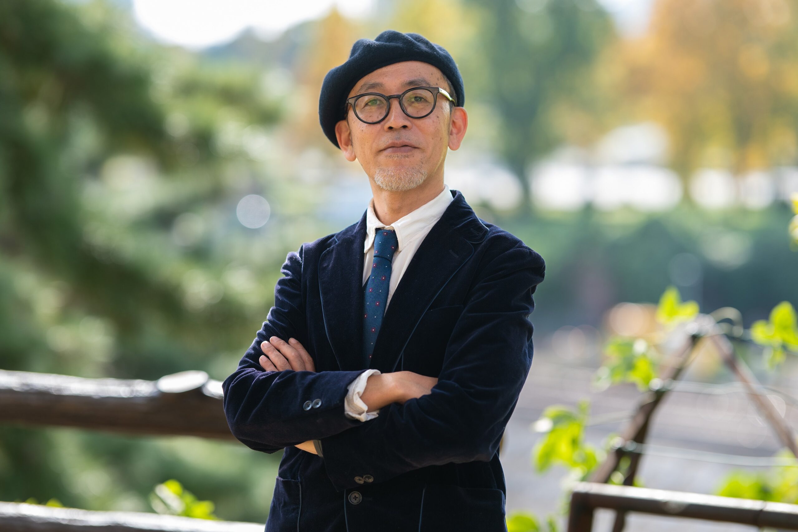 ベレー帽をかぶった男性、秋の公園での姿