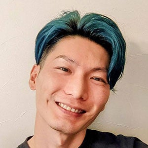 微笑む青髪の男性のポートレート