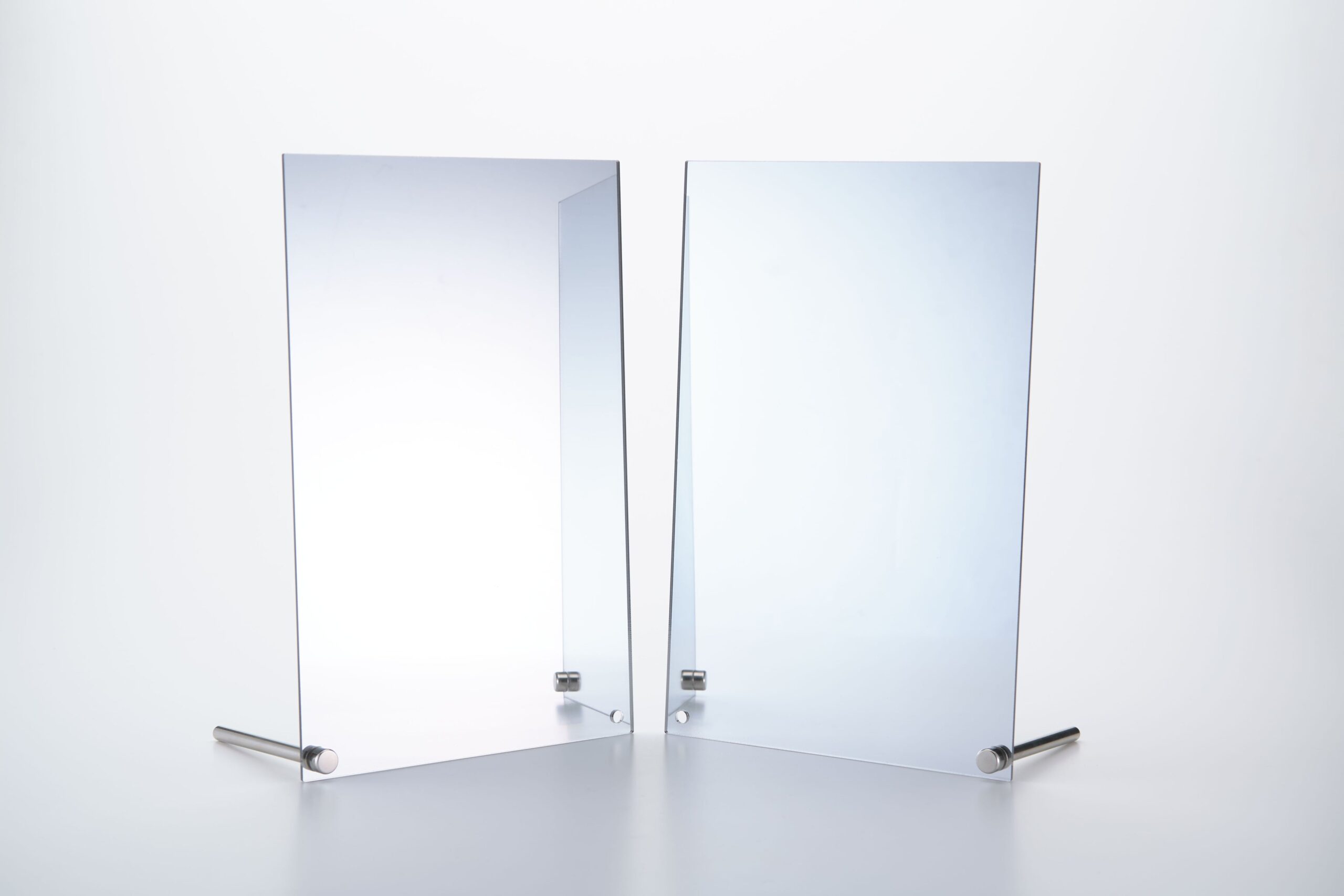 透明の二枚のパネルスタンド