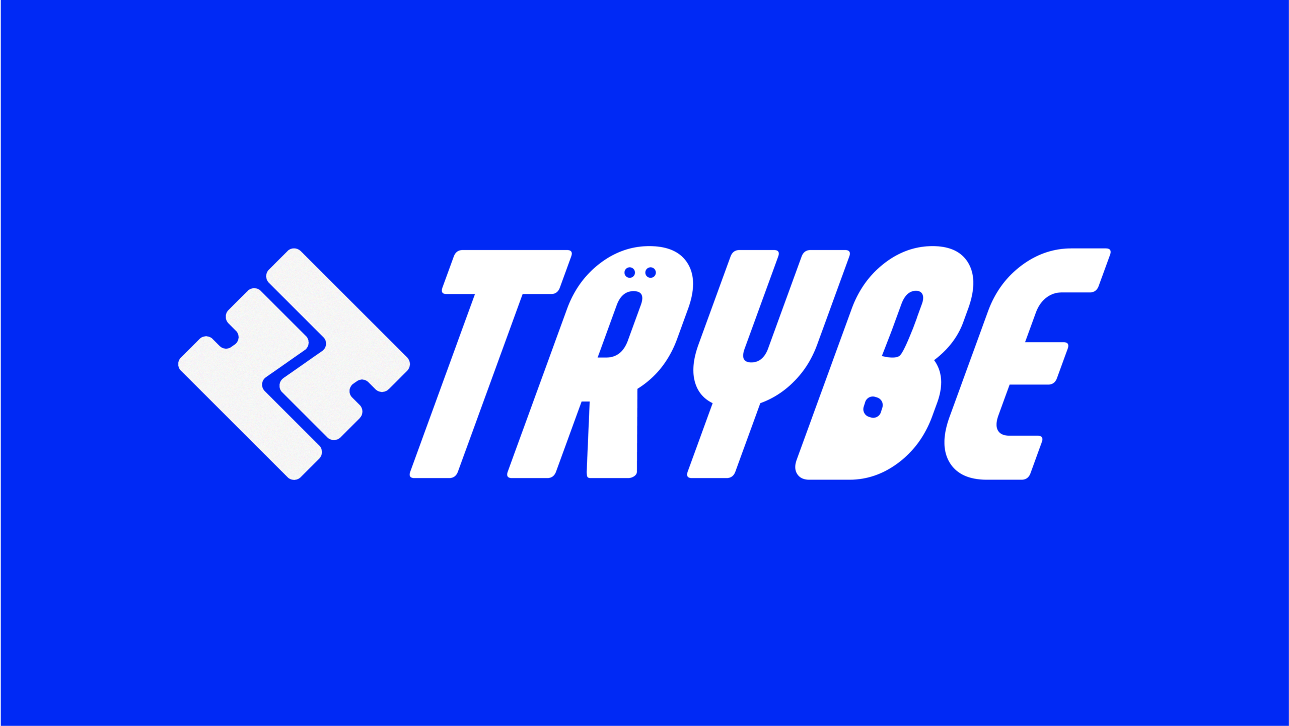 TRYBEの青い背景に白いロゴ