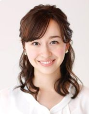 女性が笑顔で正面を向く