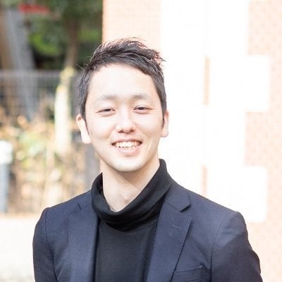 屋外で笑顔の人物