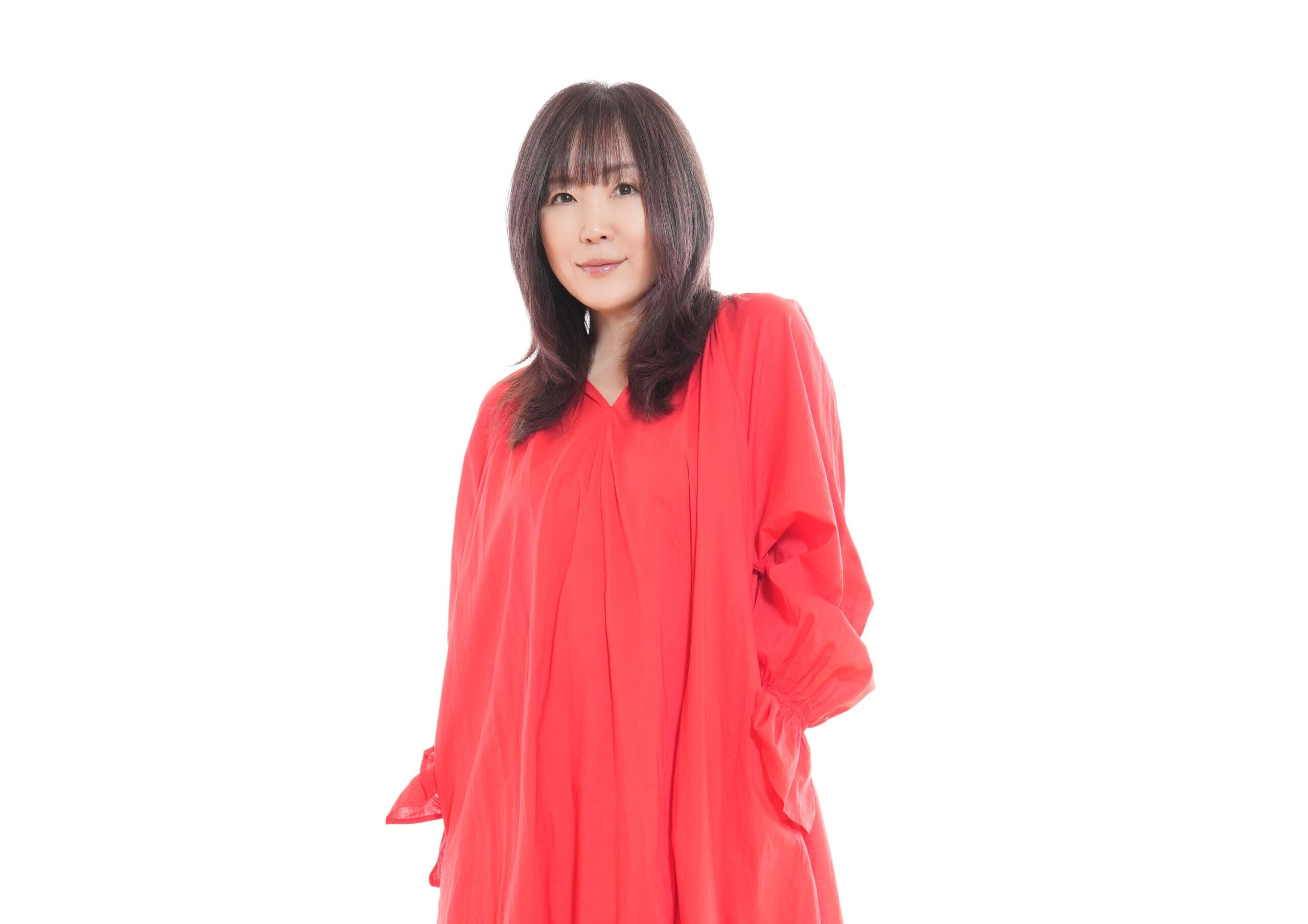 赤いドレスの女性が正面を向いている