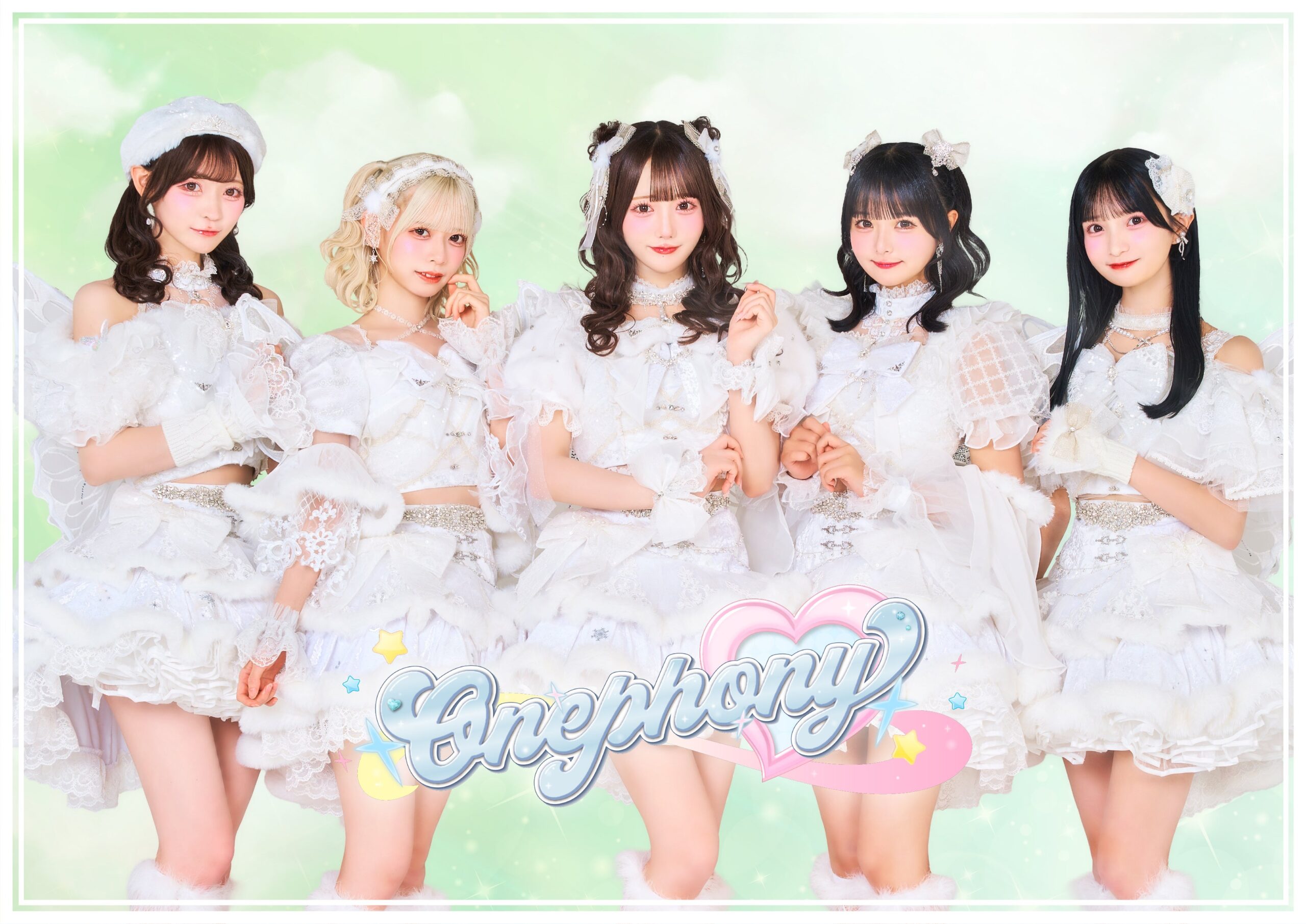 Onephonyメンバーが白の衣装で並ぶ