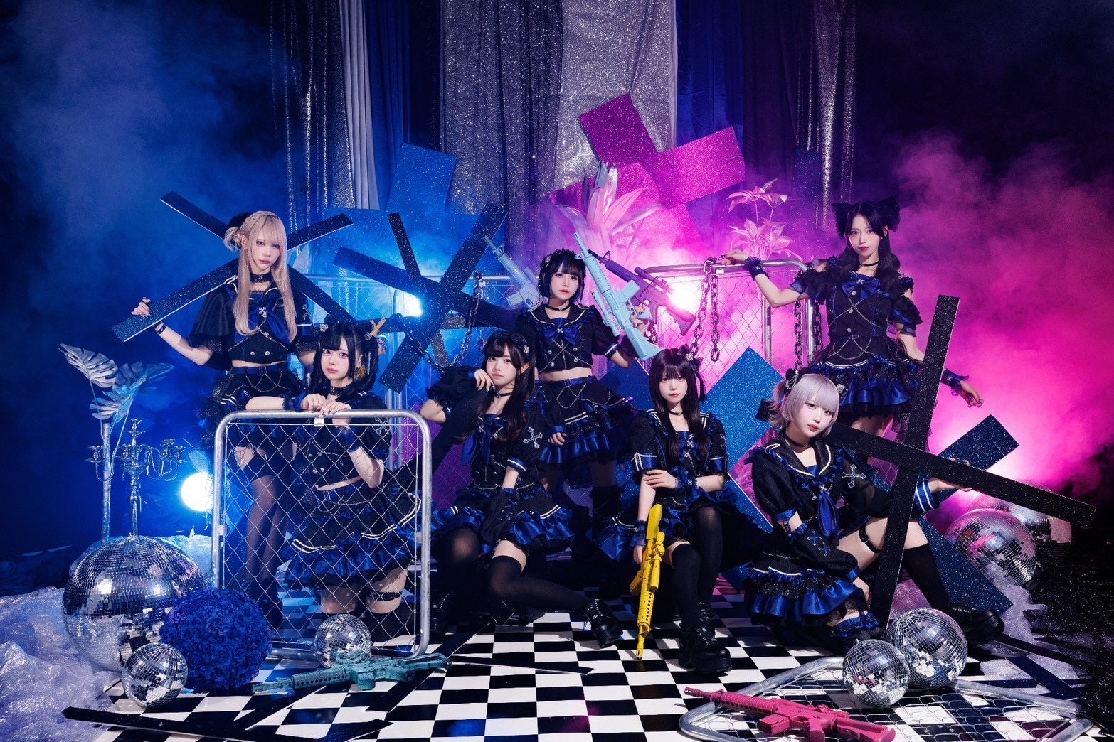 VVSISが幻想的なステージでパフォーマンス